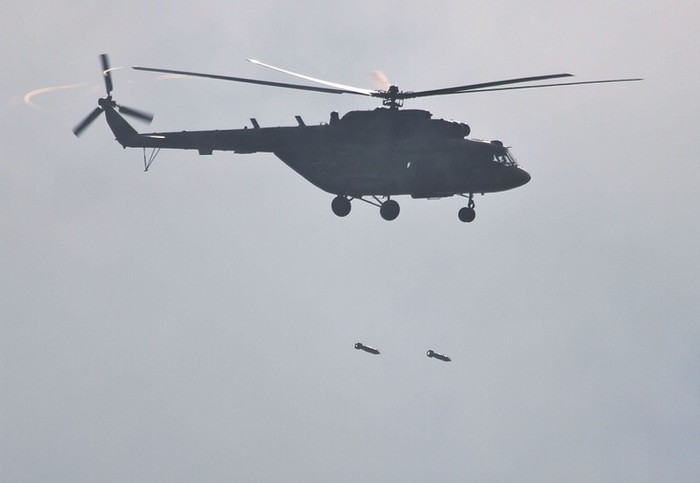 Trực thăng Mi-8 tấn công bằng cả bom